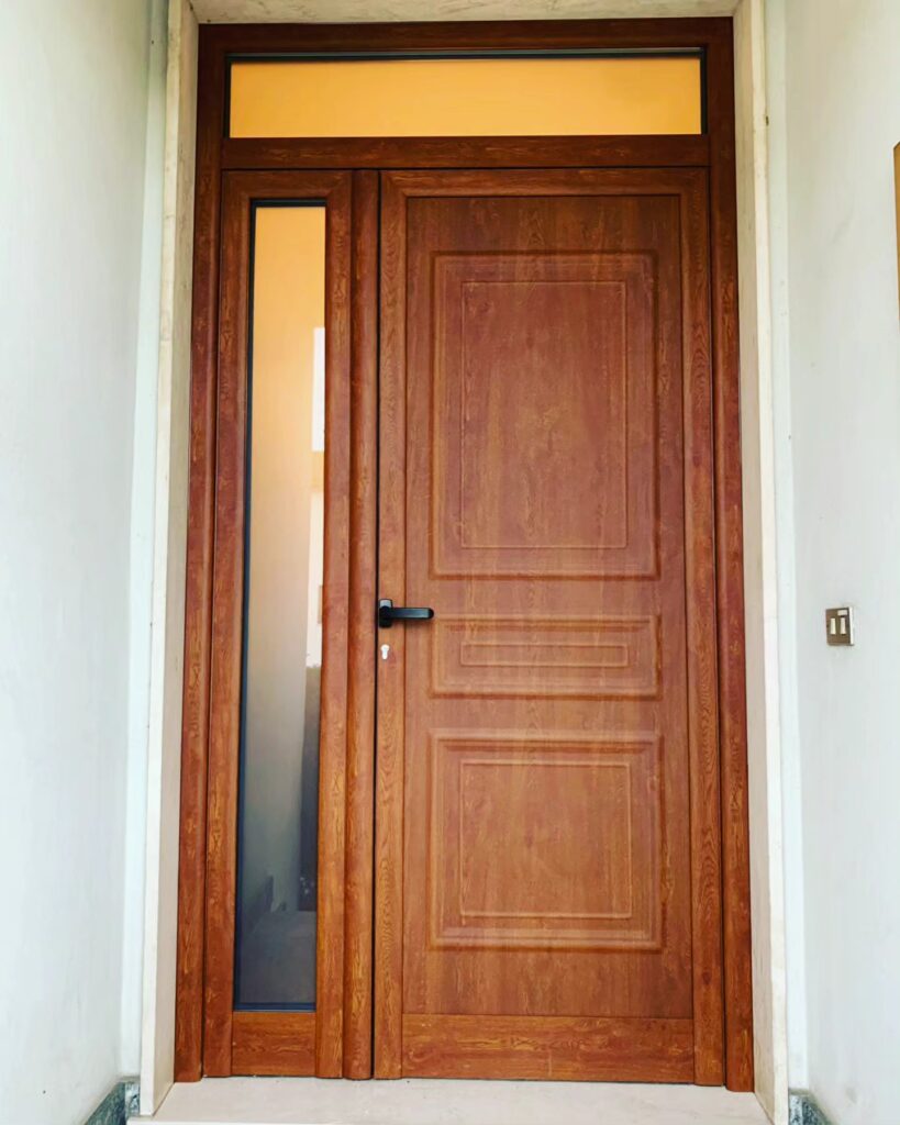 serramenti e infissi. Porta in legno blindata